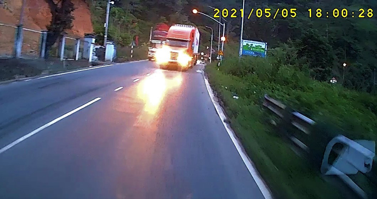 Container vượt ẩu ngay chốt Cảnh sát Giao thông trên đèo Bảo Lộc
