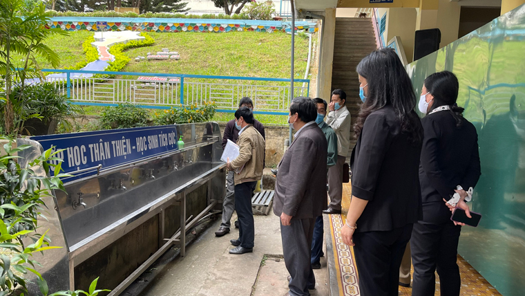 Kiểm tra công tác vệ sinh khử khuẩn tại khu vực nhà vệ sinh của Trường Đoàn Thị Điểm -Đà Lạt