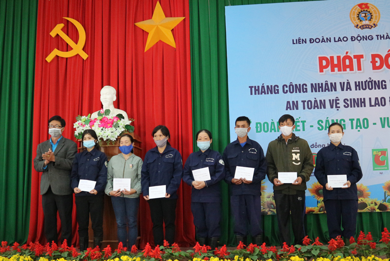 Trao quà cho người lao động gặp khó khăn