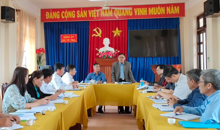 Ông Trương Thành Được – Phó Chủ tịch UBMTTQViệt Nam tỉnh, Phó trưởng Đoàn kiểm tra số 2 Ủy ban Bầu cử tỉnh Lâm Đồng, phát biểu tại buổi làm việc với UBBC xã Tu Tra