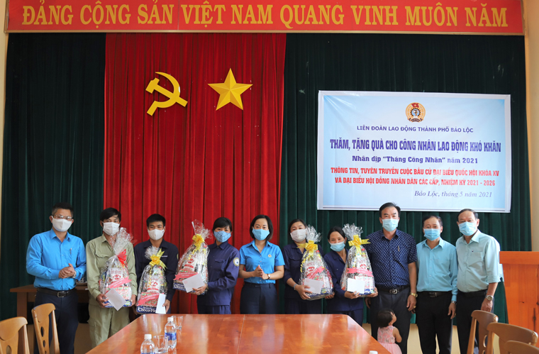 Trao quà cho công nhân, người lao động khó khăn