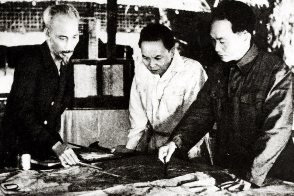 Thường vụ Trung ương Đảng quyết định mở chiến dịch Điện Biên Phủ. Đây là trận đánh lớn nhất diễn ra tại lòng chảo Mường Thanh, Điện Biên, tỉnh Lai Châu, từ ngày 13-3 đến 7-5-1954 và cũng là chiến thắng quân sự lớn nhất trong cuộc kháng chiến chống Pháp (1945 – 1954) của quân và dân Việt Nam. Ảnh: Reuters