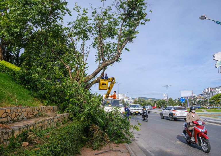 Bắt đầu mở rộng lòng đường, vỉa hè ven hồ Xuân Hương