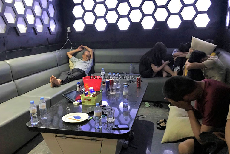 Bất chấp lệnh cấm, quán karaoke vẫn mở cửa cho khách hát và sử dụng ma túy