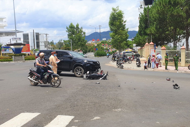 Xe máy va chạm với ô tô, nam thanh niên tử vong