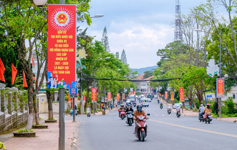 Trên các cung đường TP Đà Lạt đều được treo pa-nô, khẩu hiệu, tạo không khí rộn ràng cho ngày hội non sông 23/5. Ảnh: Chính Thành