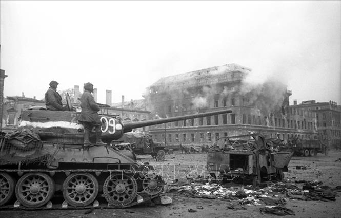 Xe tăng Liên Xô trên đường phố Berlin vừa được giải phóng, ngày 1/5/1945. Ảnh: Tư liệu quốc tế