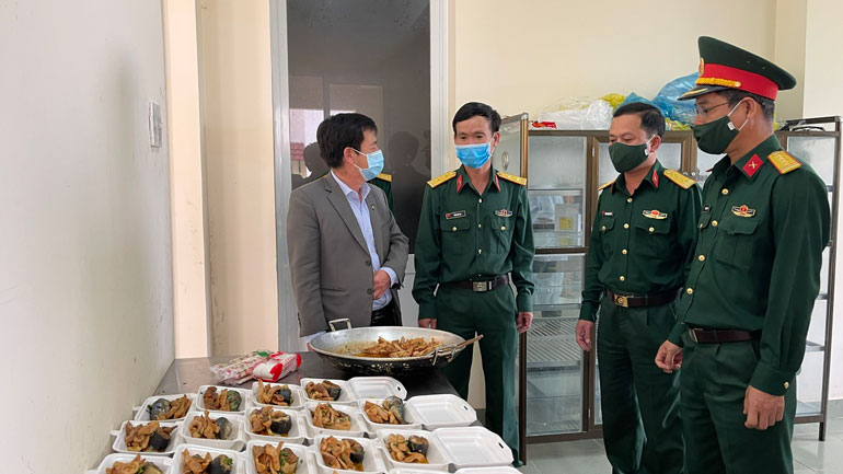 Kiểm tra việc chuẩn bị suất ăn cho các trường hợp cách ly tại Bệnh xá H32