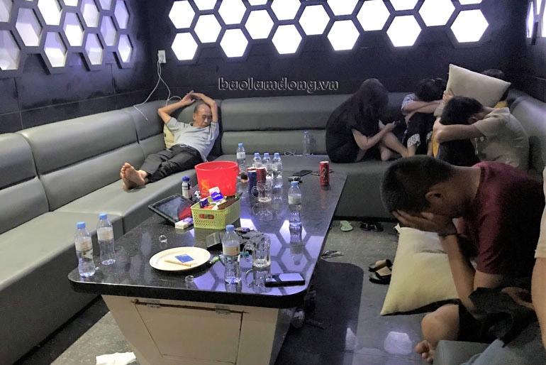 Phạt hành chính chủ quán karaoke mở cửa hoạt động bất chấp lệnh cấm
