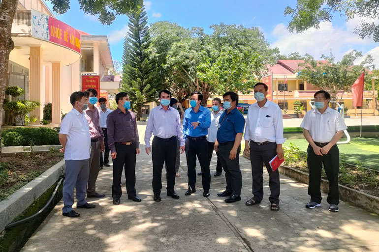 Ông Phạm S – Phó Chủ tịch UBND tỉnh, kiểm tra khu cách ly tập trung tại Trường Phổ thông DTNT-THCS huyện Đam Rôn