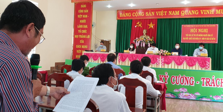 Các ứng cử viên đại biểu Quốc hội lắng nghe ý kiến của cử tri
