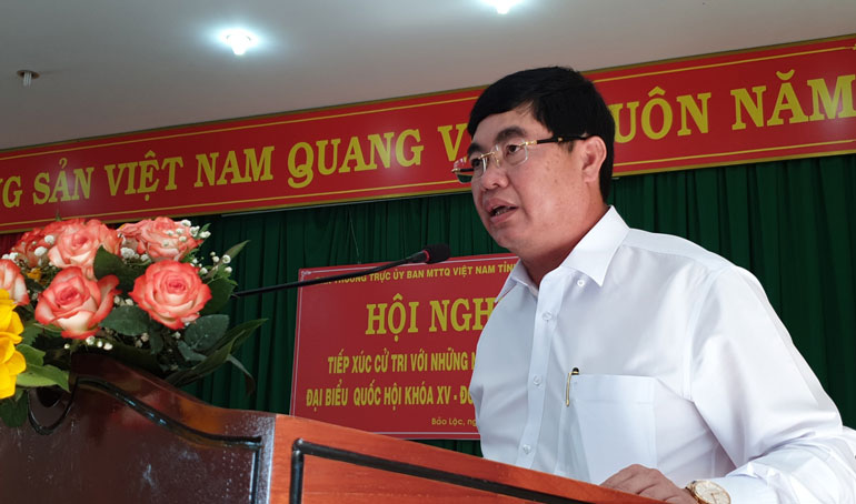 Ông Trần Đình Văn - Phó Bí thư Thường trực Tỉnh ủy Lâm Đồng thay mặt các ứng cử viên đại biểu Quốc hội phát biểu tiếp thu ý kiến cử tri