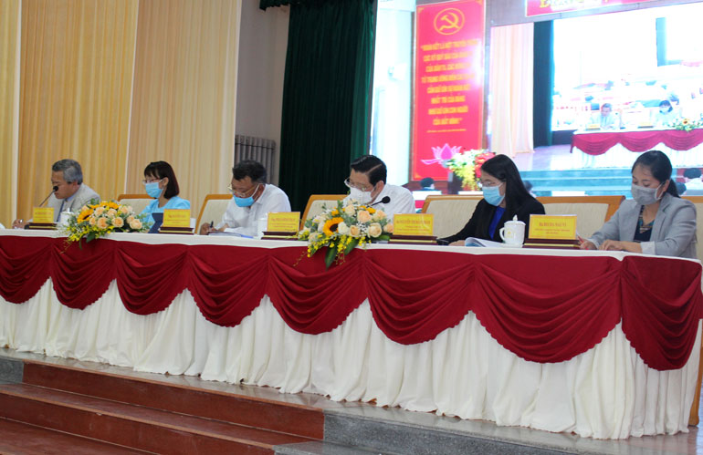 Ứng cử viên đại biểu Quốc hội đơn vị bầu cử số 1 tiếp xúc với cử tri Lạc Dương