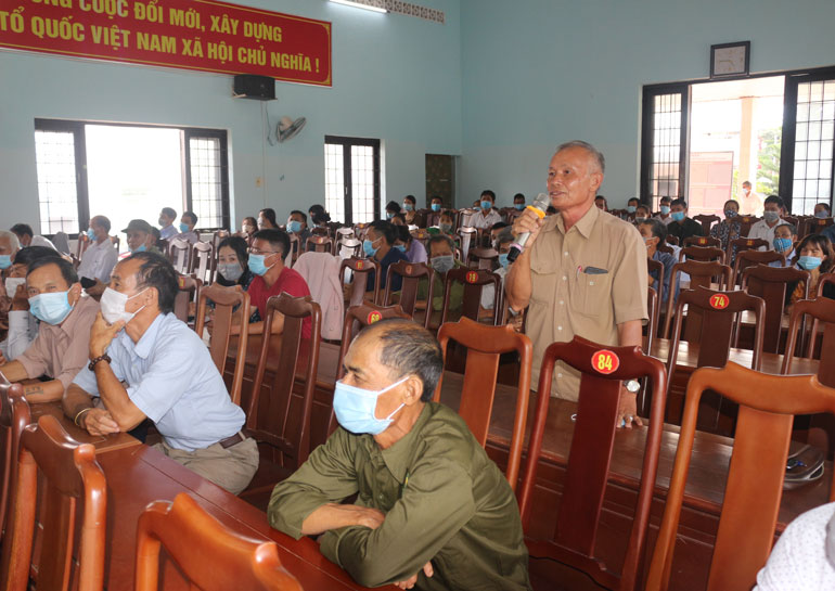 Cử tri tại điểm tiếp xúc xã Hoài Đức đề đạt ý kiến với các ứng cử viên