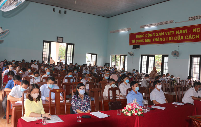 Các cử tri tham gia buổi tiếp xúc với các ứng cử viên đại biểu Quốc hội