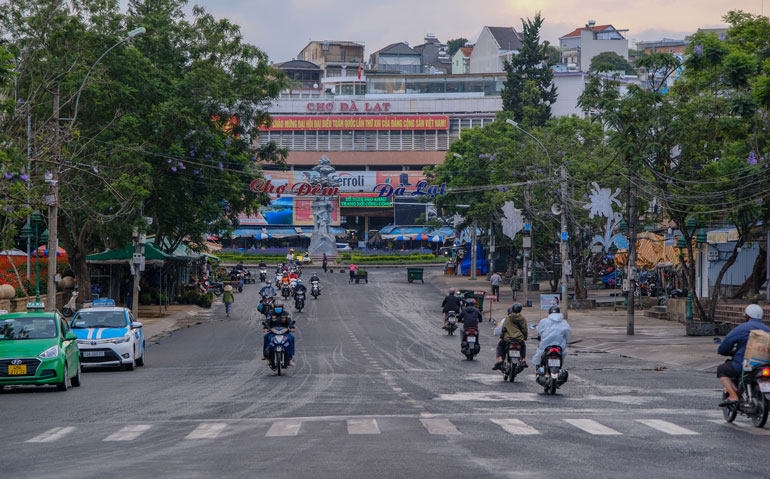  Khu vực chợ đêm cuối chiều 10/5 thưa thớt người dân tới mua sắm