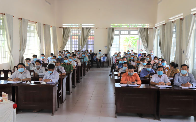 Ứng cử viên HĐND các cấp cùng toàn thể cử tri đều được đo thân nhiệt, sát khuẩn tay trước khi tham gia hội nghị tiếp xúc cử tri