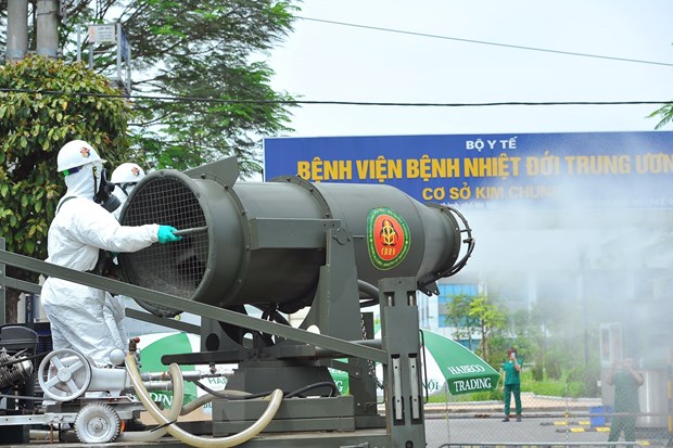 Phun thuốc khử trùng Bệnh viện Bệnh Nhiệt đới Trung ương cơ sở Đông Anh