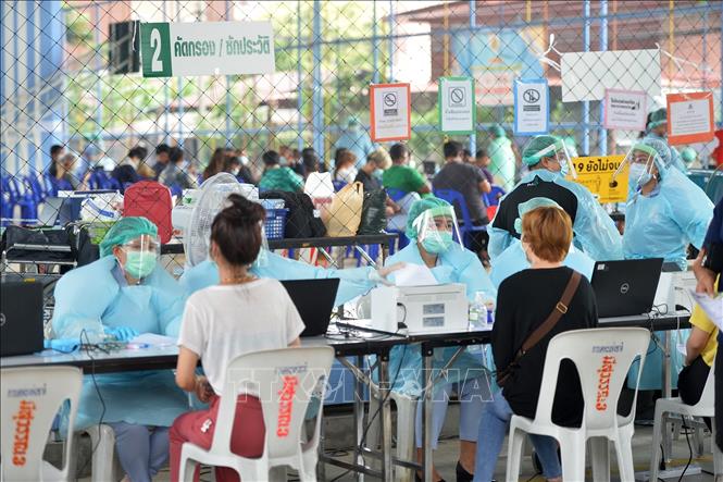 Nhân viên y tế tiêm vaccine ngừa COVID-19 cho người dân tại Bangkok, Thái Lan, ngày 7/4/2021
