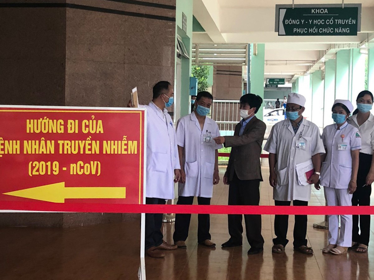 Giám đốc Sở Y tế Lâm Đồng Nguyễn Đức Thuận kiểm tra công tác phòng chống dịch tại Bệnh viện II Lâm Đồng sáng 11/5