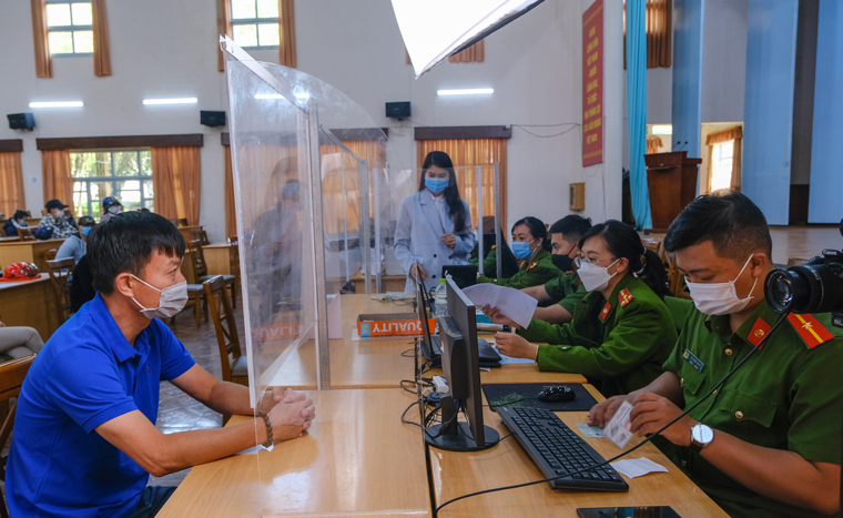 Tăng cường phòng dịch Covid-19 tại các điểm làm thẻ CCCD