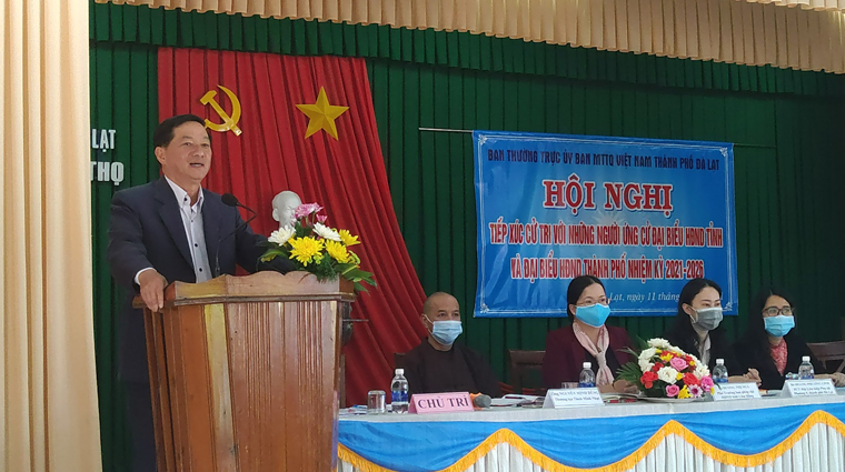 Ông Trần Đức Quận - Bí thư Tỉnh ủy Lâm Đồng thay mặt các ứng cử viên tiếp thu, lắng nghe, ghi nhận tình cảm, niềm tin mà cử tri mong muốn gửi gắm