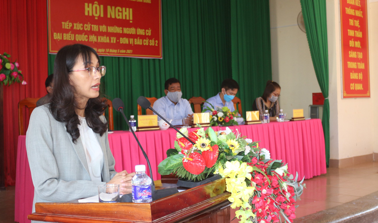Ứng cử viên đại biểu Quốc hội khóa XV trao đổi với cử tri