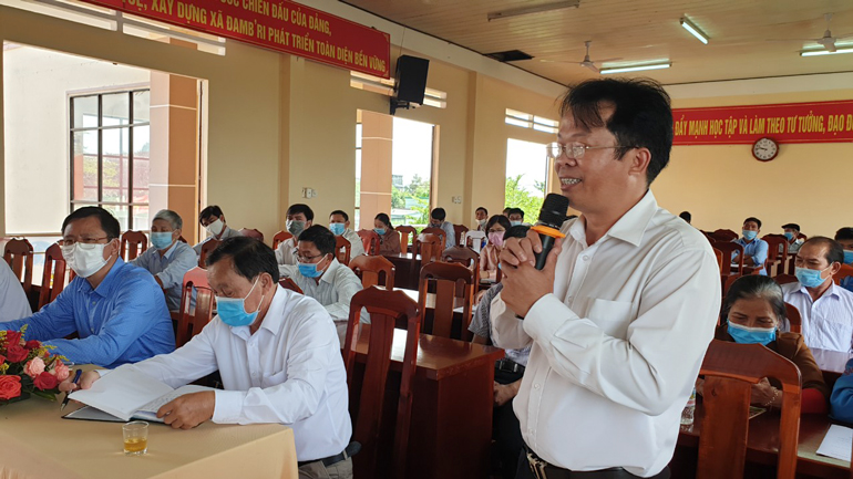 Cử tri xã Đam B’ri phát biểu ý kiến 