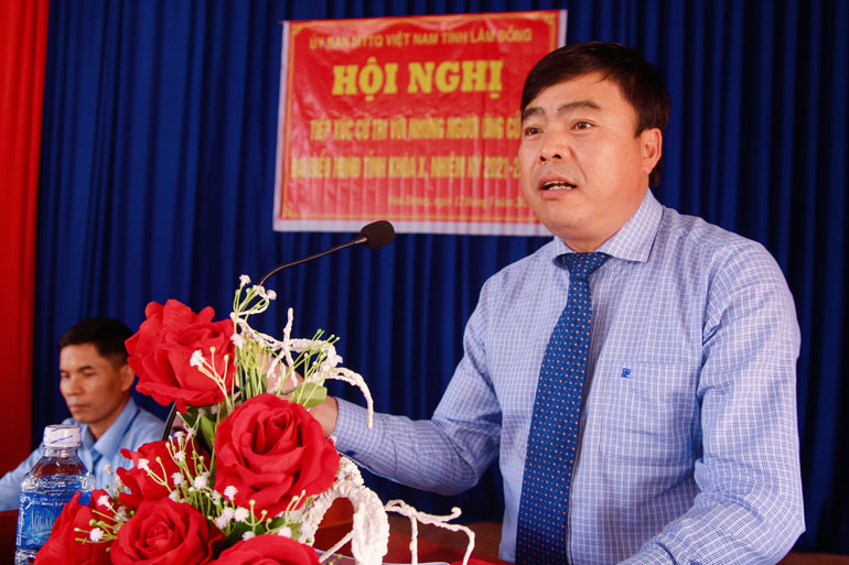 Ông Đặng Đức Hiệp - Chủ nhiệm Ủy ban Kiểm tra Tỉnh ủy trao đổi với cử tri