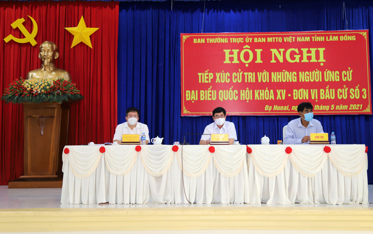 Các ứng cử viên đại biểu Quốc hội lắng nghe, tiếp thu ý kiến của cử tri