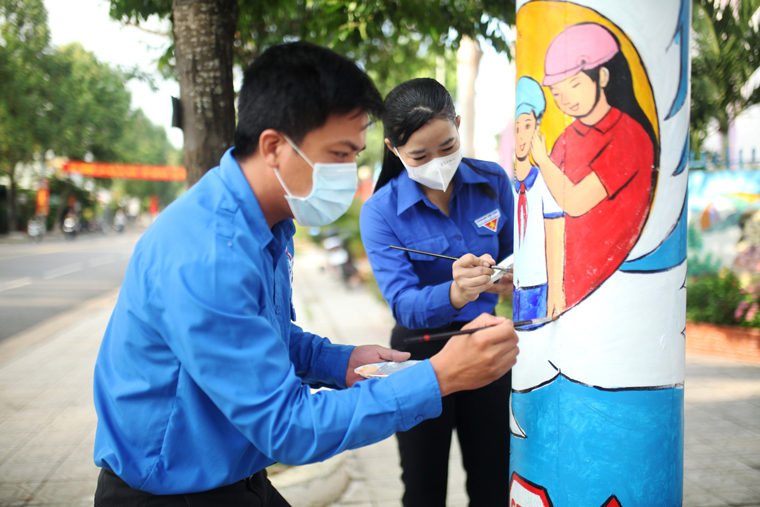Truyền thông điệp an toàn giao thông qua tranh vẽ trên cột điện