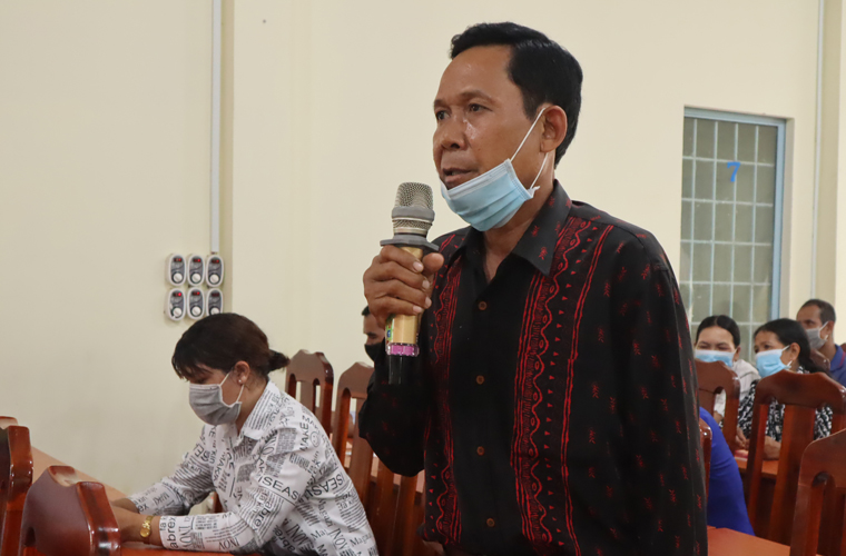 Cử tri xã Đạ M’Rông đóng góp ý kiến cho những người ứng cử