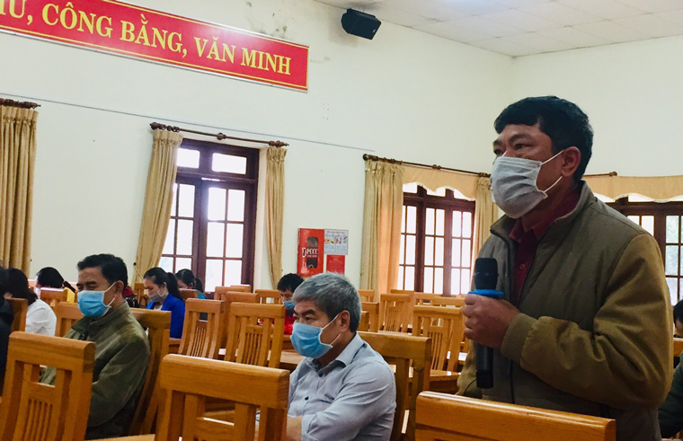 Cử tri huyện Lạc Dương nêu ý kiến, đề đạt nguyện vọng của mình đối với những người ứng cử