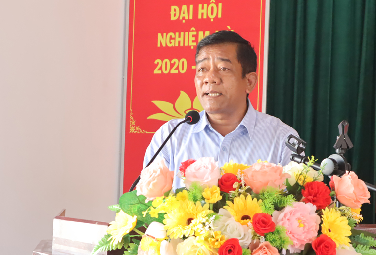 Ứng cử viên K’Nhiễu - Phó Chánh Văn phòng Sở Khoa học và Công nghệ Lâm Đồng ghi nhận các ý kiến của cử tri