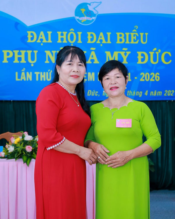 Bà Bùi Thị Hằng (áo đỏ) tại Đại hội Phụ nữ xã Mỹ Đức, Đạ Tẻh