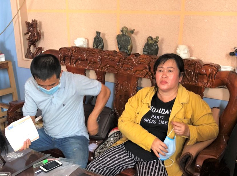 Bắt quả tang người phụ nữ tàng trữ, mua bán 45 gói heroin
