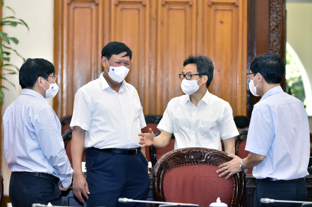 Phó Thủ tướng Vũ Đức Đam trao đổi với lãnh đạo Bộ Y tế về tình hình dịch bệnh