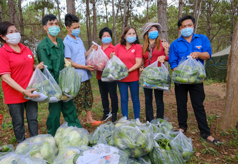 Bà con, tổ chức xã Ninh Gia mang 200kg rau củ quả ủng hộ khu cách ly tập trung, Trung đoàn Bộ binh 994