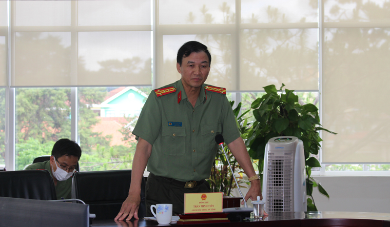 Đại diện Công an tỉnh trả lời các câu hỏi của nhà báo liên quan đến bầu cử