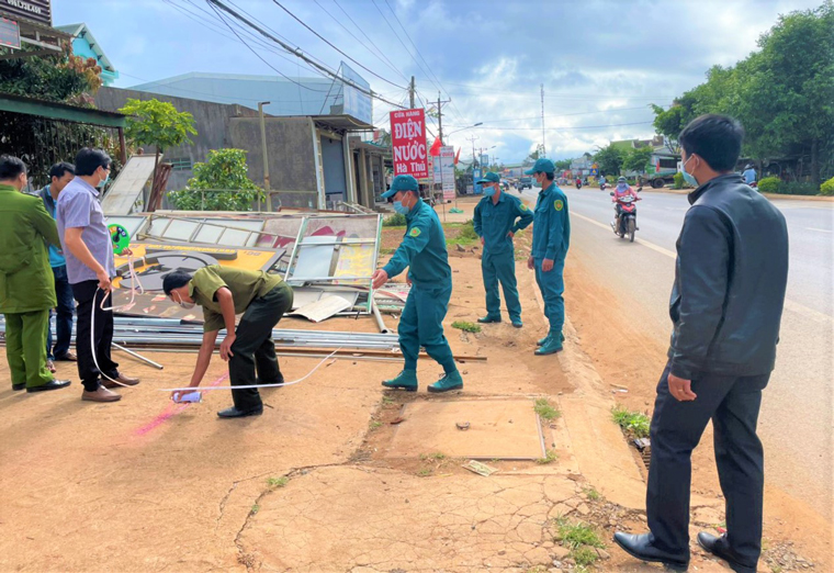 Cơ quan chức năng huyện Di Linh giải phóng hàng lang đường bộ trên Quốc lộ 20 qua địa bàn huyện
