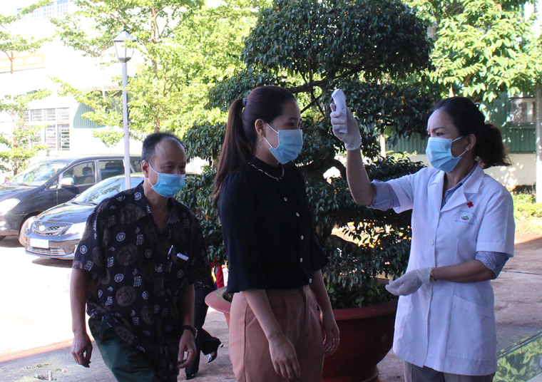 Kiểm tra thân nhiệt cử tri