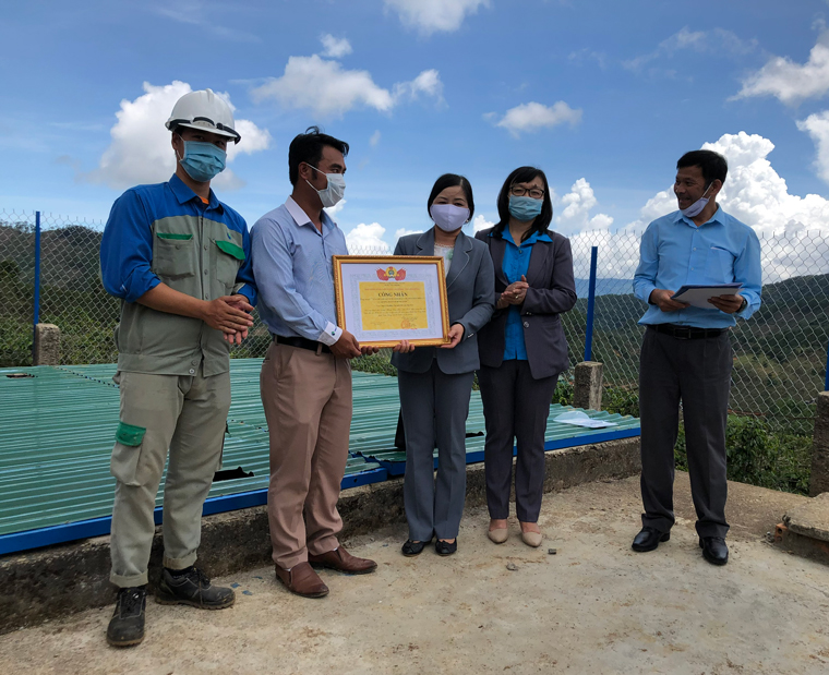 Trao tặng hệ thống lọc nước Công trình chào mừng cho đại diện chính quyền xã Đưng KNơh