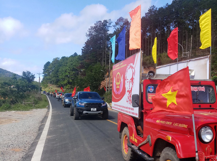 Xe loa lưu động tuyên truyền bầu cử của xã Đạ Chais