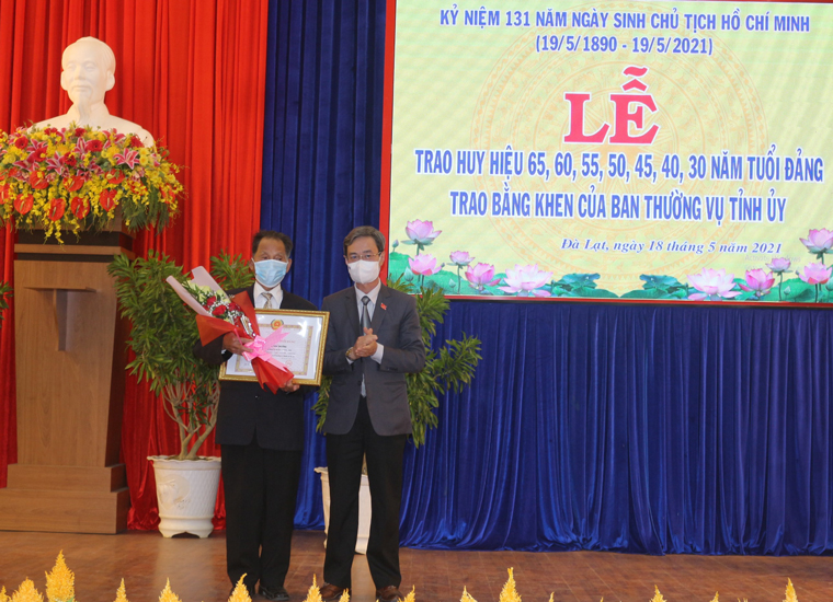 Đà Lạt: Trao tặng Huy hiệu Đảng cho 72 đảng viên