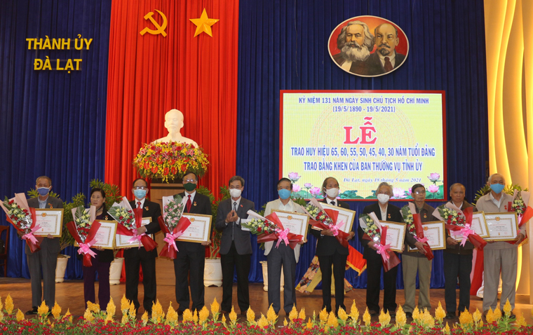 Trao Huy hiệu Đảng cho các đảng viên