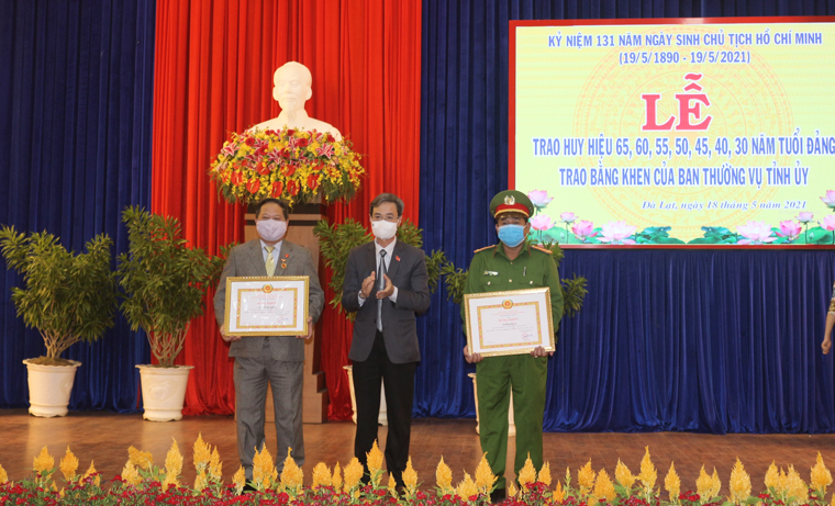 Trao bằng khen của Ban Thường vụ Tỉnh ủy cho 2 tổ chức đảng đạt trong sạch vững mạnh tiêu biểu 5 năm liền