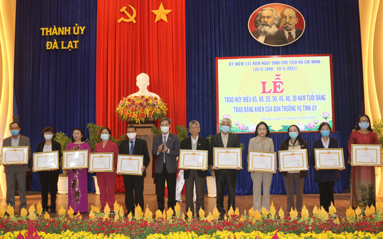 Trao bằng khen của Ban Thường vụ Tỉnh ủy cho các đảng viên hoàn thành xuất sắc nhiệm vụ 5 năm liền