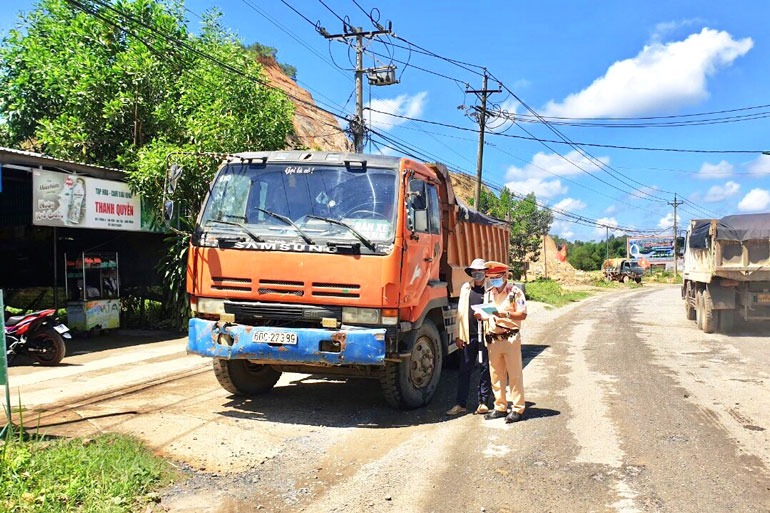 Đạ Tẻh: Tăng cường kiểm tra, xử lý xe công nông, xe tự chế