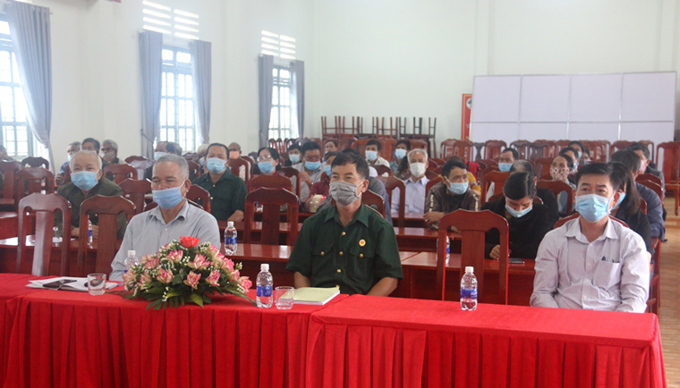 Cử tri tham gia buổi tiếp xúc với các ứng cử viên ĐBHĐND tỉnh và HĐND huyện