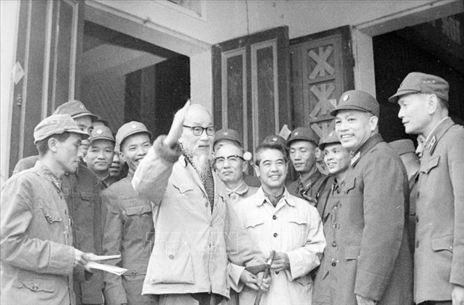 Chủ tịch Hồ Chí Minh thăm bộ đội phòng không-không quân (16/2/1969). Ảnh: TTXVN